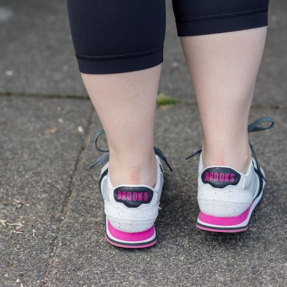Brooks Running Chariot Sneaker in Gray, Black, and Magenta Pink Sz 9.5 - Picture 3 of 10